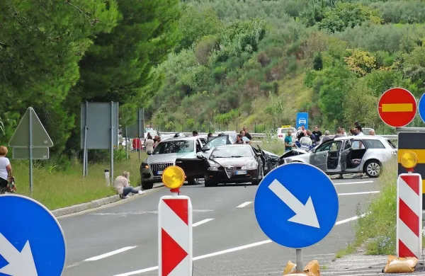 Trčil v kolono vozil