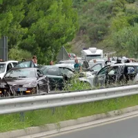 Trčil v kolono vozil