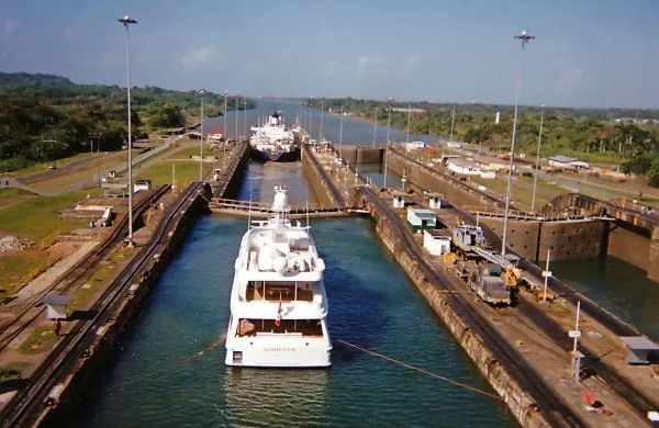 Panamski kanal seka Panamsko ožino in s tem povezuje Atlantski in Tihi ocean