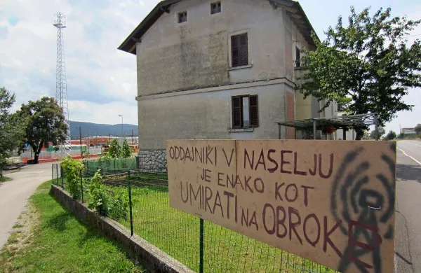 Na fotografiji na levi je viden novi stolp, ki so ga na Kozini  postavili skoraj tik ob hišah