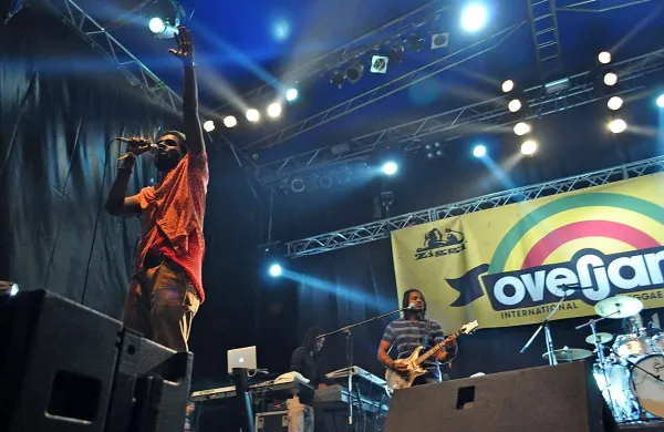 Osrednje ime prvega festivalskega dne je bil mlad jamajški glasbenih Chronixx