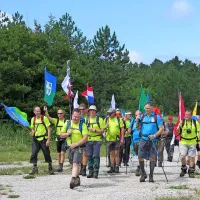 Kraški gadi med pohodom nosijo zastave občin, ki so jih prehodili v preteklosti