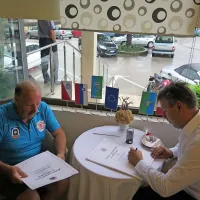Župan Buzeta Siniša Zulić (desno) z Marijanom Zego pri podpisovanju listine o sodelovanju in prijateljstvu