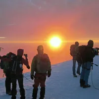 Na vrhu Mont Blanca jih je pozdravila dvigajoča se žareča krogla