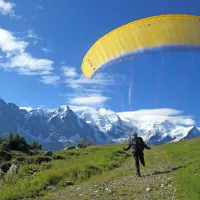 Ker je med vzletom  preveč zeblo v prste za fotografiranje, so dan kasneje Mont Blanc in padalo   v objektiv lovili v bistveno prijaznejših razmerah