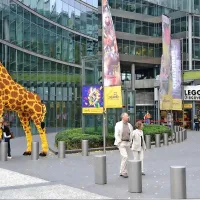 Največkrat obiskan zaklad na svetu je skrit v lego žirafi pred Lego deželo v Berlinu
