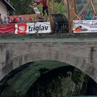 Najbolj atraktivni skok: v zakonski stan in v Sočo ...