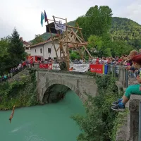 Eni na stopničke, drugi v zakonski stan