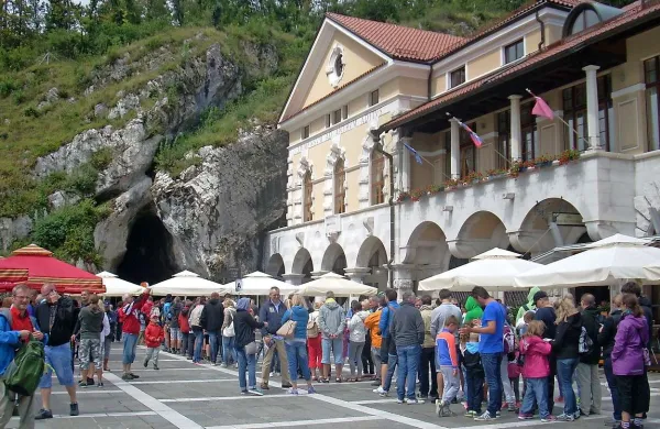 Slabo  vreme je v četrtek v Postojnsko jamo privabilo blizu 7000 ljudi. Pred vhodom v jamo se je malodane ves dan vila dolga vrsta čakajočih. “Če bi ne bilo slabega vremena, bi bilo obiskovalcev najverjetneje okoli 4500,” ocenjuje direktor družbe