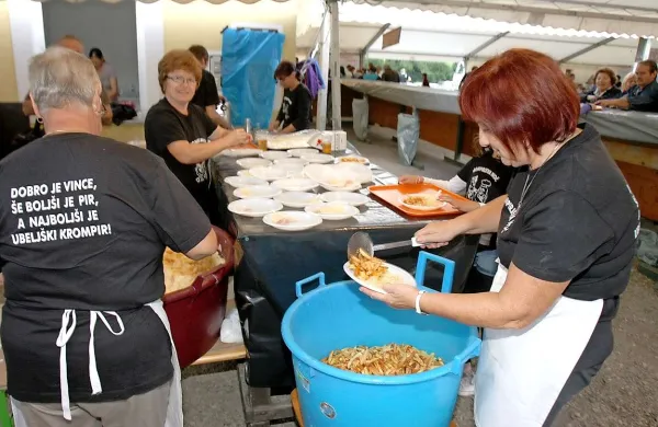 Za postrežbo 3000-glave množice obiskovalcev je skrbelo 150 članov društva