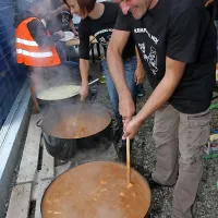 Krompirjev golaž treba dobro mešati, sicer se  prismodi
