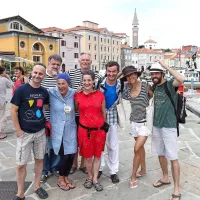 Ekipa, ki je poskrbela za “piranski del” predstave: (z leve) snemalec Matjaž Mrak, Olga Kacjan, Ajda Kruh, igralci  Ivan Peternelj, Maruša Geymayer Oblak in Blaž Šef, zadaj stojita Mario Druscovich in  Marjan Maslo