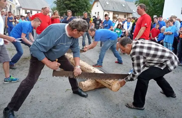 Močne mišice premagajo  bencin v motornih žagah