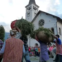 Nekoč so seno  v senike spravljali z bremeni na ramenih