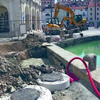 Čeprav so pred dvema letoma obnovili  kanalizacijo ob piranskem mandraču, med Zelenjavnim trgom in Punto  zaradi dotrajanosti sistema morska voda vdira v fekalno kanalizacijo   