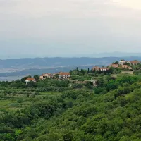 Šared nad Izolo je videti urejeno naselje, pa vendar še nima kanalizacije  