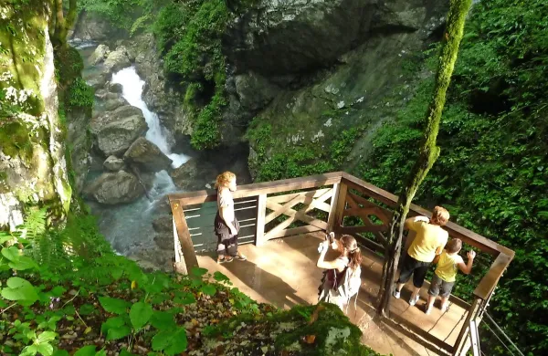  S trdnih novih platojev je razgled na Skakalce in Medvedovo glavo nad Zadlaščico osupljiv  