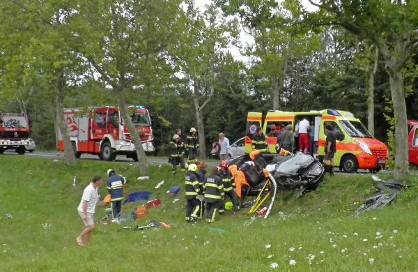 Sežanski in matarski gasilci so morali sopotnika reševati iz zmečkane pločevine