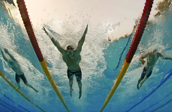 Ravenčan Damir Dugonjić si je kljub zanj povprečnemu izidu 1:00,87 priplaval finale na 100 m prsno s šestim polfinalnim izidom