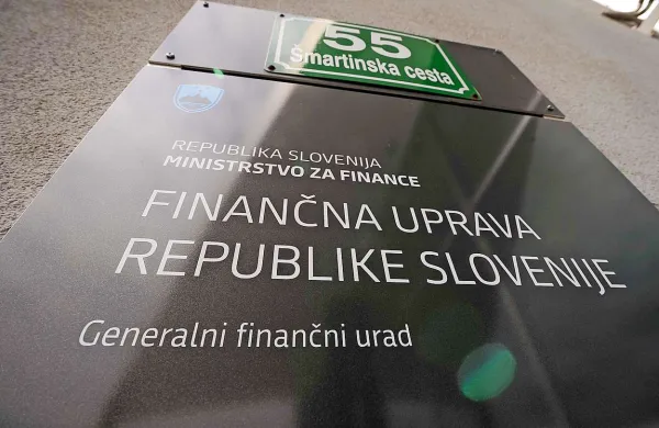 V uporabo stopa večina  že od maja veljavnega prenovljenega zakona o preprečevanju dela in zaposlovanja na črno, tudi pristojnosti nadzora nad tem področjem na Finančno upravo