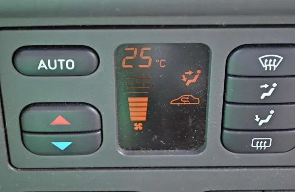 Tudi v avtomobilu naj bi upoštevali pravilo, da naj bi zrak ohlajali le na največ šest stopinj manj od zunanjega, pihanje pa ne bi smelo biti usmerjeno v voznika in sopotnika (kot kaže znak na fotografiji)
