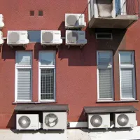 Vse več ljudi vročina premaguje s klimatskimi napravami