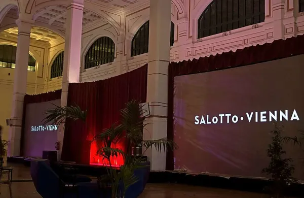 V nekdanji ribji hali Salone degli Incanti sta oder in bar, v salonu je tudi glasba v živo
