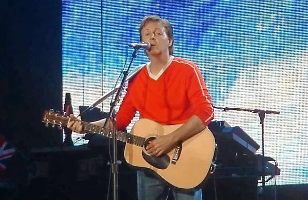 Britanski pevec Paul McCartney (na fotografiji) in ameriški raper Kanye West naj bi skupaj posnela več pesmi, ki bodo najverjetneje izšle na skupnem albumu