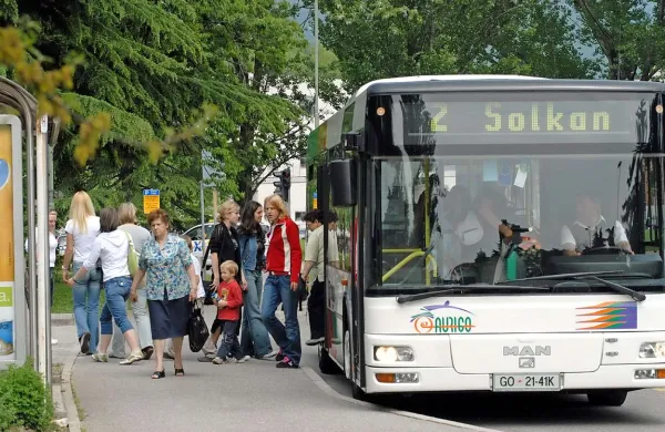 Občini iščeta rešitve, kako prenoviti sistem mestnega potniškega prometa, da bo bolj učinkovit.  Število potnikov se sicer povečuje,  a je k temu veliko pripomogla kriza. 
