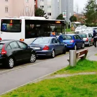 Postajališča so velikokrat zaparkirana, kar povzroča veliko težav predvsem invalidom, mamicam z vozički ... Tudi tovrstne težave mora občina odpraviti.