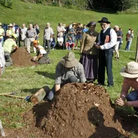 Ker po žledu po tleh leži še obilo lesa, se Krnicam sestavljanje ogelnic ponuja kar samo
