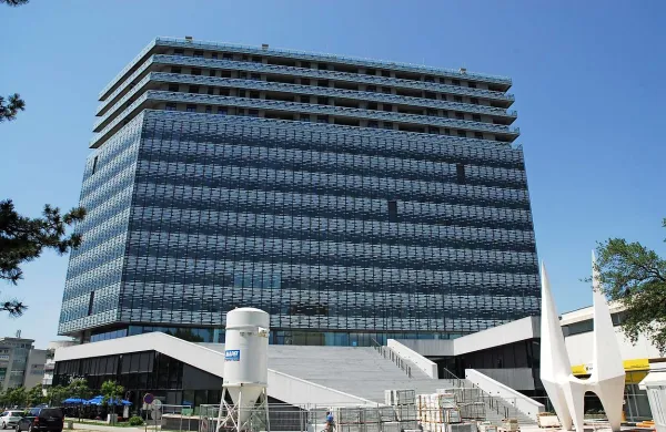 Družba za upravljanje terjatev bank je danes objavila javno vabilo k zavezujočemu dajanju ponudb za del  Eda centra v Novi Gorici
