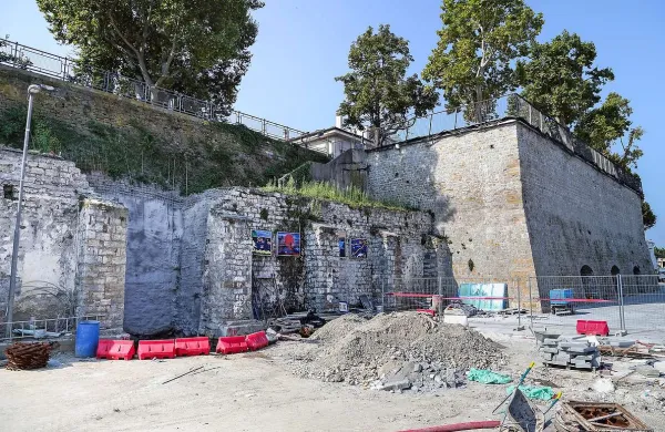 Po načrtih bi moralo biti v zidu ob Bastionu že nameščeno panoramsko dvigalo, vendar so se dela zavlekla zaradi dodatnega sidranja brežine in arheoloških izkopavanj   