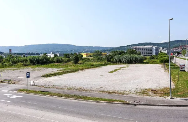Tudi gramozno parkirišče nasproti Garni hotela Pristan je v lasti NLB Leasinga 