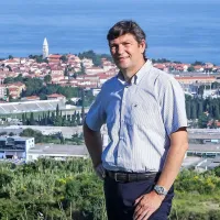 Igor Kolenc (v ozadju Izola), ki ne skriva, da živi v Sv. Antonu, se je znašel pod drobnogledom glede stalnega bivališča 
