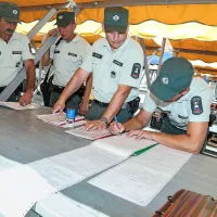 Inšpektorji so morali izpolniti cel kup papirjev. 
