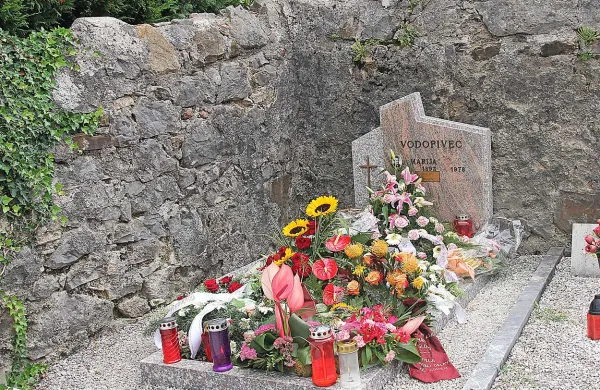 Žaro umorjene je nekdo izkopal iz groba v vogalu pokopališča
