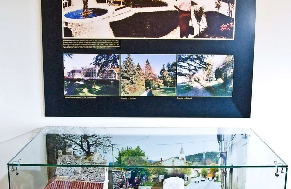 Razstava je postavljena v treh linijah: od zgornje fotomontaže do realističnih fotografij in vitrin ob vznožju
