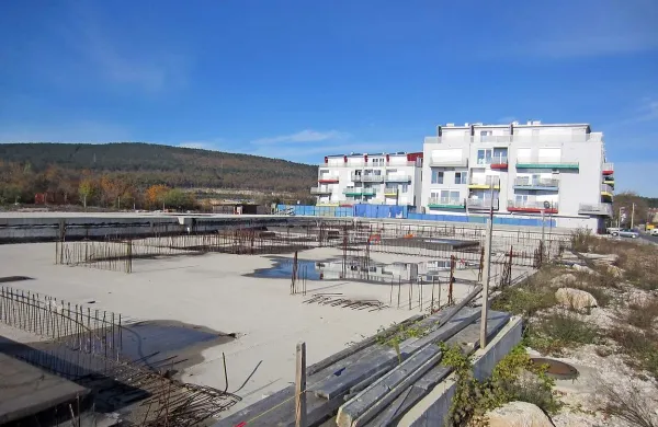 V prihodnje naj bi v hrpeljsko-kozinski občini dali prednost rekonstrukcijam pred novogradnjami. Na fotografiji je gradnja soseske Brinje. 