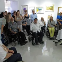 V galeriji Radovac svoja dela predstavlja peterica slikarjev, ki slika z usti