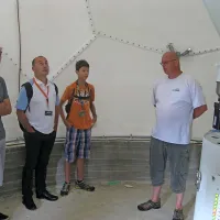 Včeraj je Hubert  Fröhlich (desno) z centra Vesolje.si delovanje antene pri Pomjanu predstavil tudi dijakom, udeležencem tabora inovativnih tehnologij Fakultete za elektrotehnikov v Ljubljani