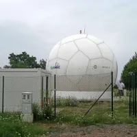 Pod belim balonom je antena varna vremenskimi vplivi, predvsem pred sunki  burje, ki bi lahko dosegli kar 212 kilometrov na uro
 