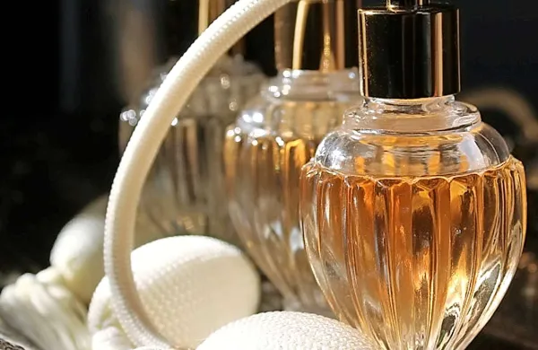  Tat je iz trgovin ukradel  parfume, oblačila in kartice 