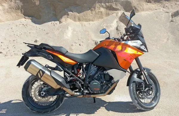 Adventure je namenjen ljubiteljem asfaltiranih ovinkov in tudi tistim, ki imajo radi lažjo terensko vožnjo