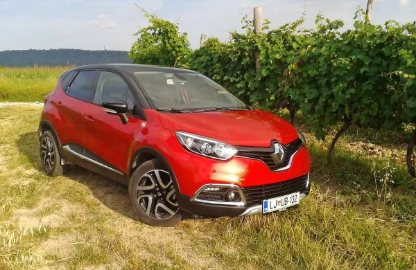 Ognjeno rdeči captur je pritegnil številne poglede