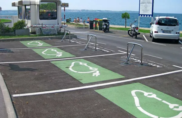 Na štirih parkirnih mestih za električna vozila v Piranu mesečno parkira deset vozil