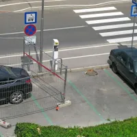 Tudi koprska zelena parkirna mesta so večinoma prazna. Na severni obvoznici je na dveh postavljena ograja gradbišča. 