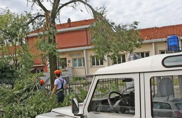 Zračni vrtinec po&scaron;kodoval streho &scaron;ole v Zgoniku