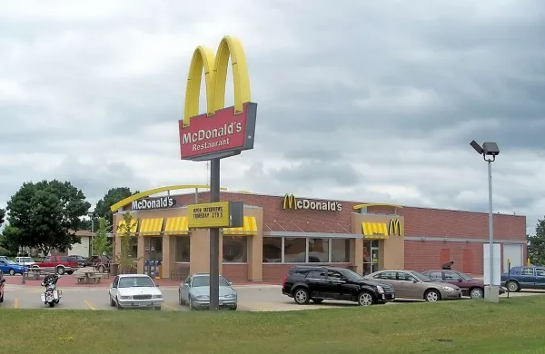 Ruska agencija za zaščito potrošnikov je McDonald's  postavila pred sodišče zaradi kršitve kakovosti in nepravilne označbe prehrambenih proizvodov