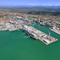 Udeleženci razgrnitve načrtovanega uplinjevalnika v Tržiču so spraševali tudi, kako bo vplutje plinskih tankerjev, ki zahtevajo varnostno območje, vplivalo na siceršnji ladijski  promet v tržiškem pristanišču 